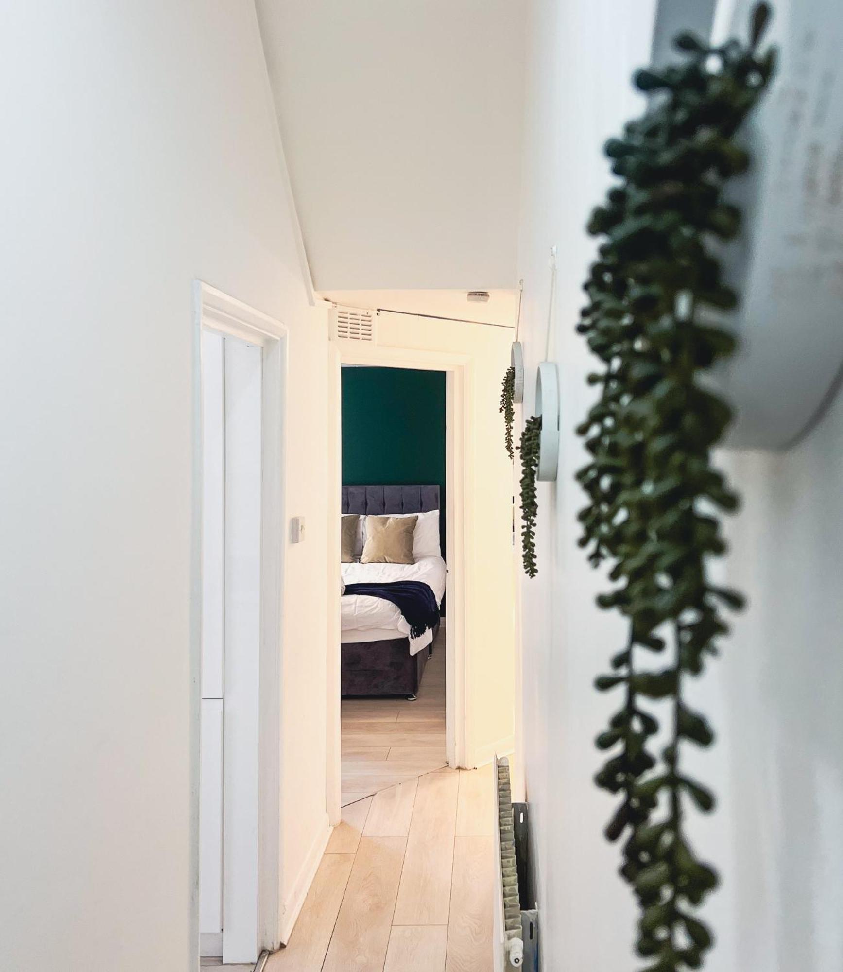 Chic, Flat, Modern 3 Bed, Sleeps 7 London