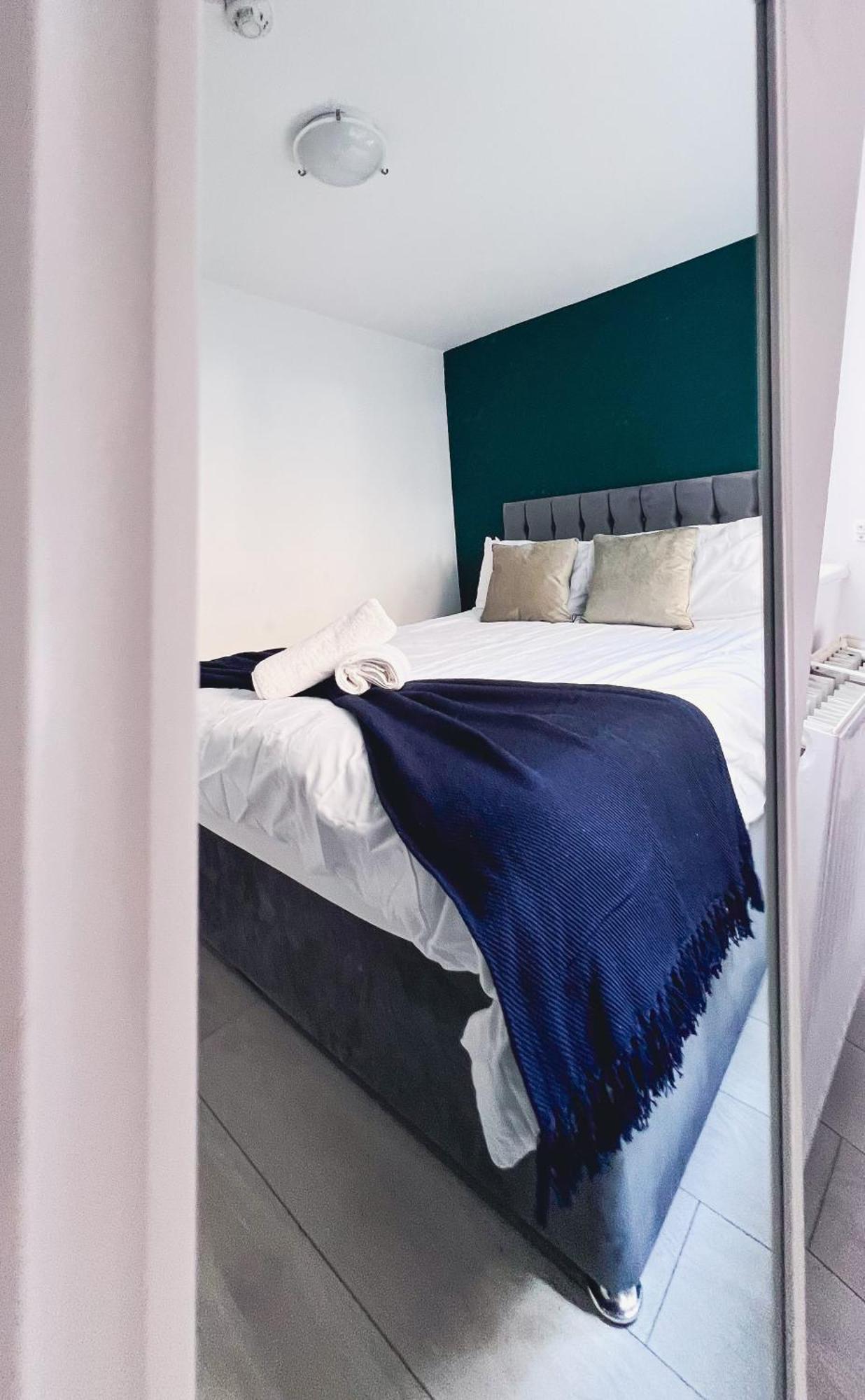 Chic, Flat, Modern 3 Bed, Sleeps 7