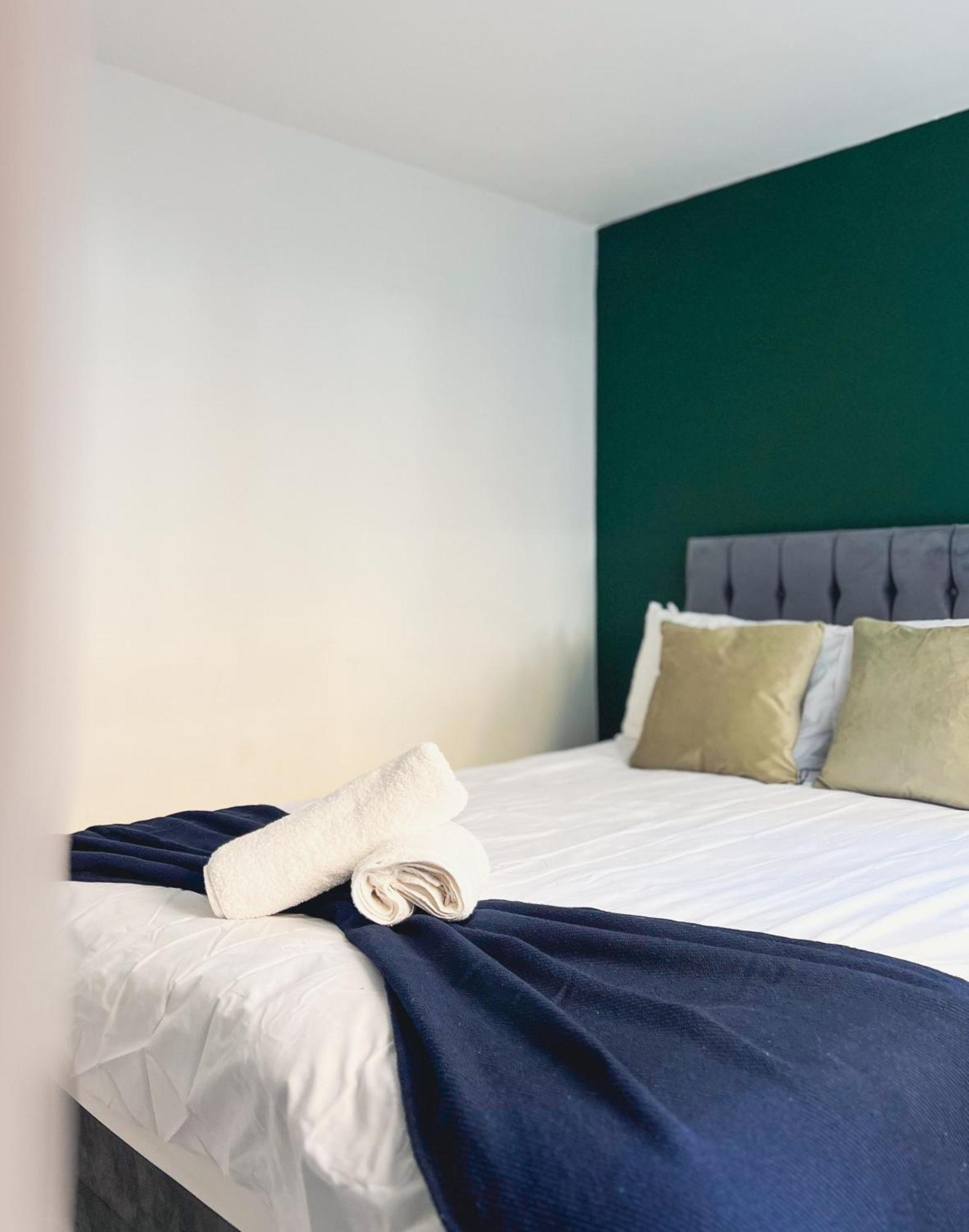 Chic, Flat, Modern 3 Bed, Sleeps 7 * London