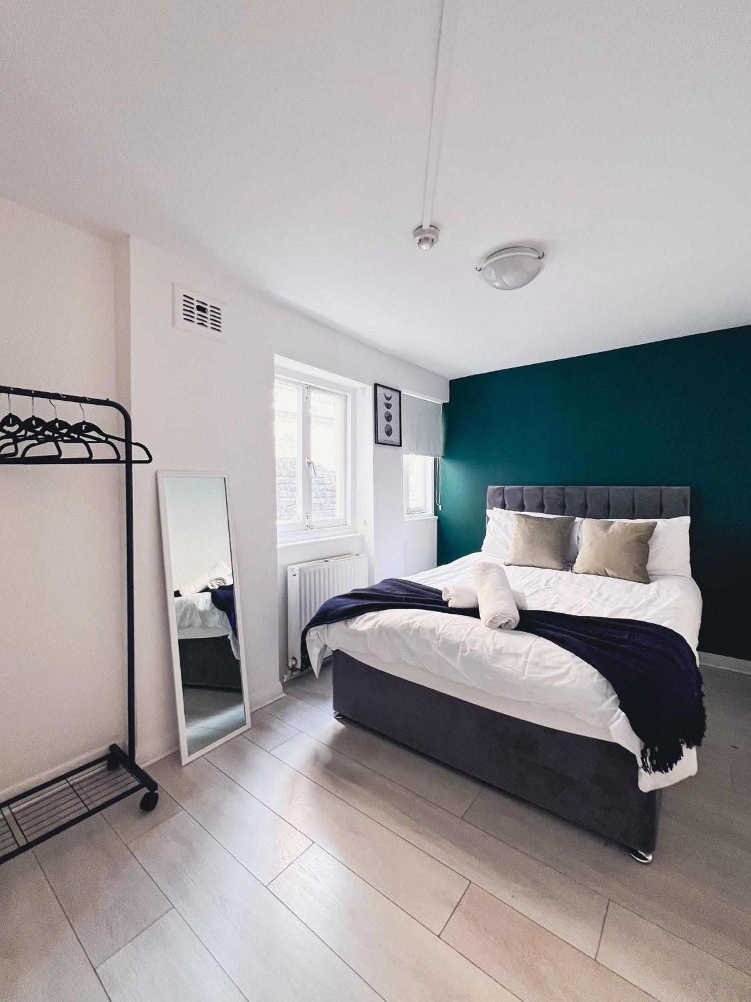Chic, Flat, Modern 3 Bed, Sleeps 7 *